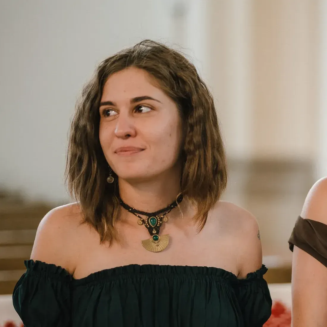 Portret cu Meda Andreea Căpîlna privind într-o parte, într-o sală luminoasă